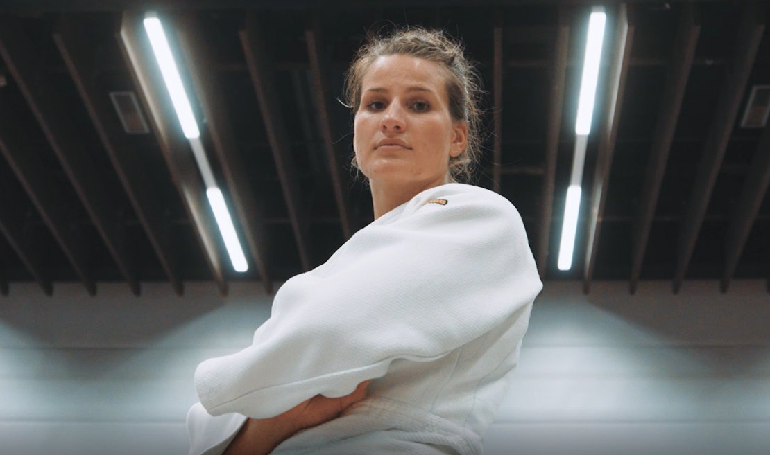 Judoka Anna-Maria-Wagner mit verschrenkten Armen in der Halle
